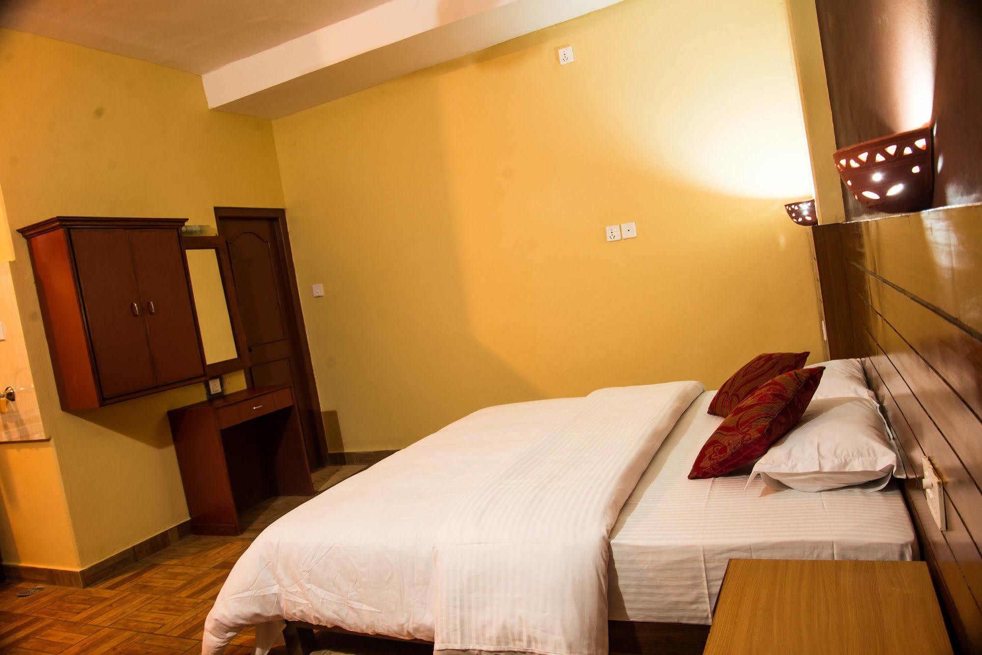 Hotel Tourist Residency Покхара Экстерьер фото